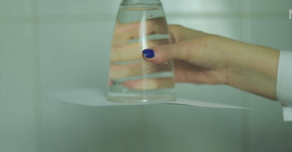 Thí Nghiệm Tờ Giấy Chắn Nước